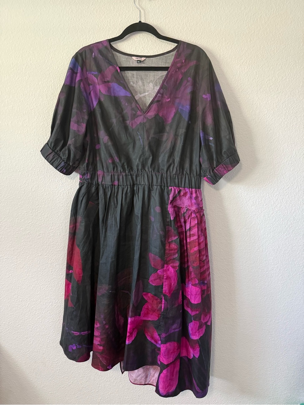 THE KIT Asymmetrical Floral V-Neck Midi Dress in Black and Magenta V3 - Picture 3 of 12